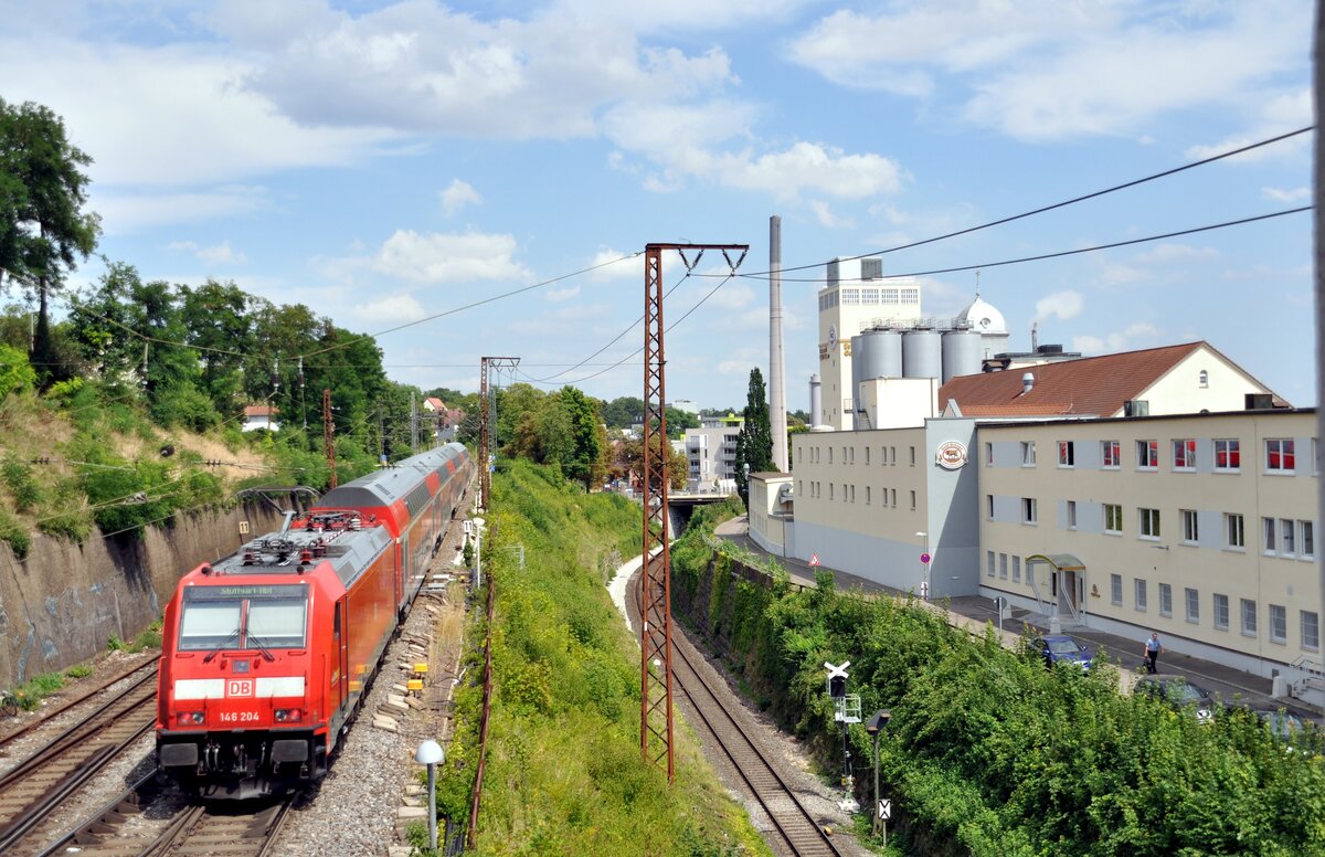 146 204 mit Doppelstockzug MEX 16 nach Stuttgart aus Ulm ausfahrend bei der Goldochsen Brauerei in Ulm am 28.07.2022.
