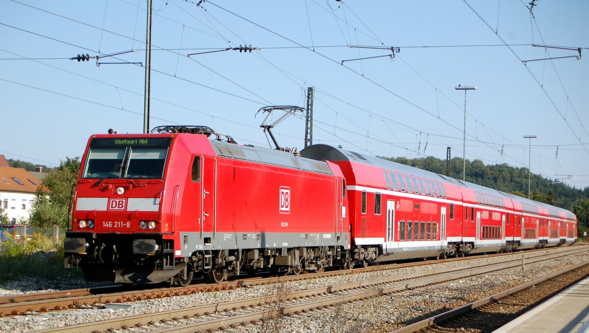 146 211-8 mit Doppelstockzug in Amstetten am 26.08.2007.