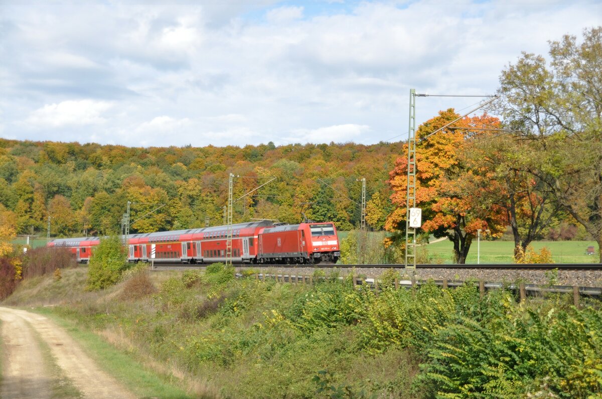 146 213-4 mit Doppelstockwagen bei Urspring am 17.10.2012.