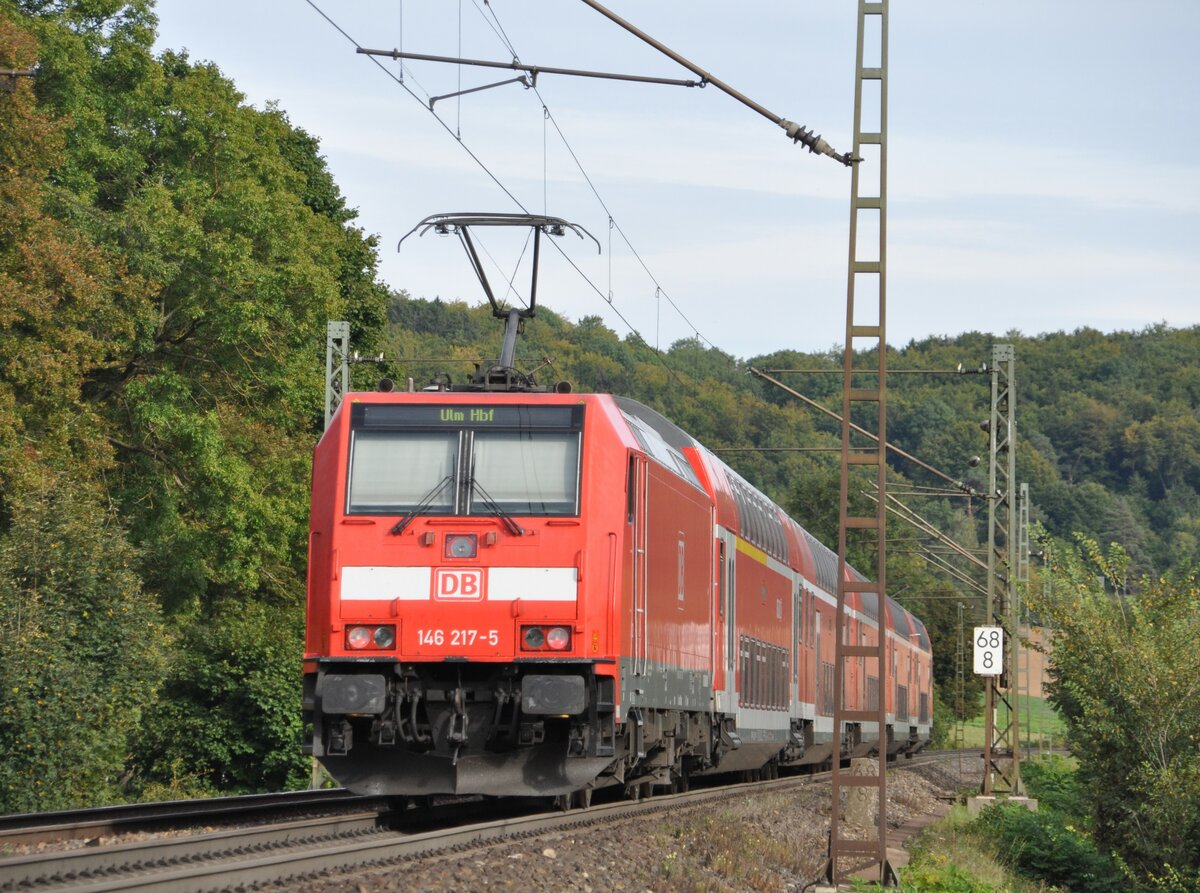 146 217-5 mit Doppelstockwagen bei Amstetten am 20.09.2012.