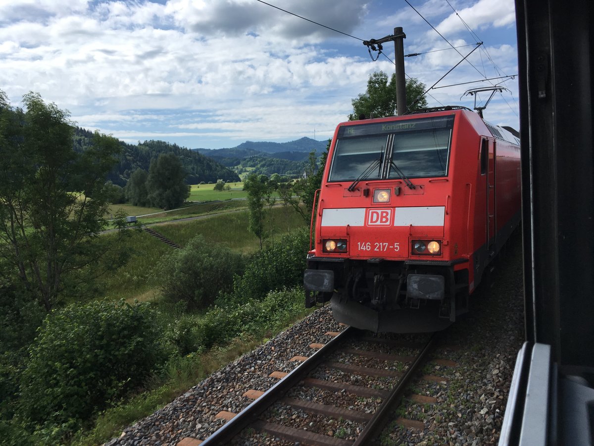 146 217 als Re nach Konstanz am 05.06.17 bei Offenburg.

Aufgenommen aus dem n Wagen Sonderzug.