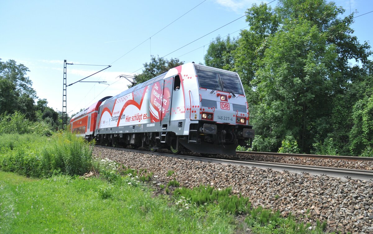 146 227-4 mit Dosto RE bei Ulm am 20.07.2009.