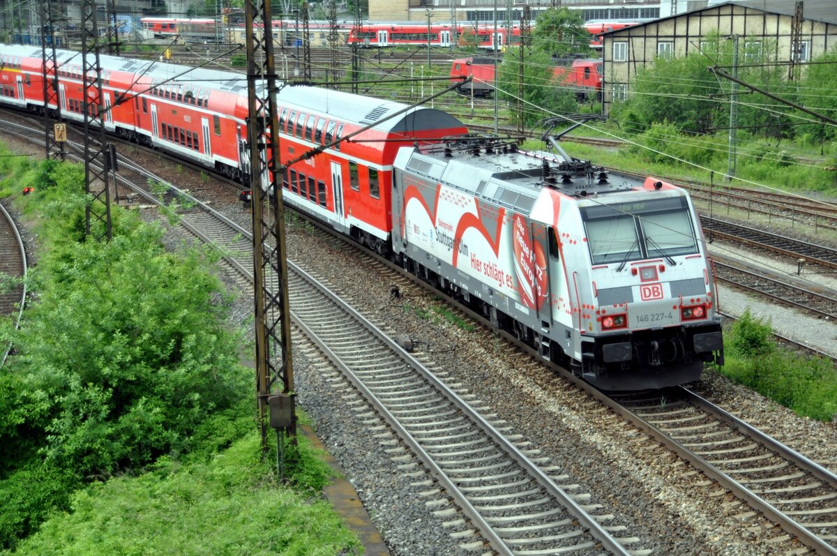 146 227-4 mit Werbung für Stuttgart 21 und Doppelstockwagen in Ulm am 09.06.2012. Die Lok ist ohne Werbung im Raum Hannover im Einsatz und hatte dort eine Kollision mit einem PKW.