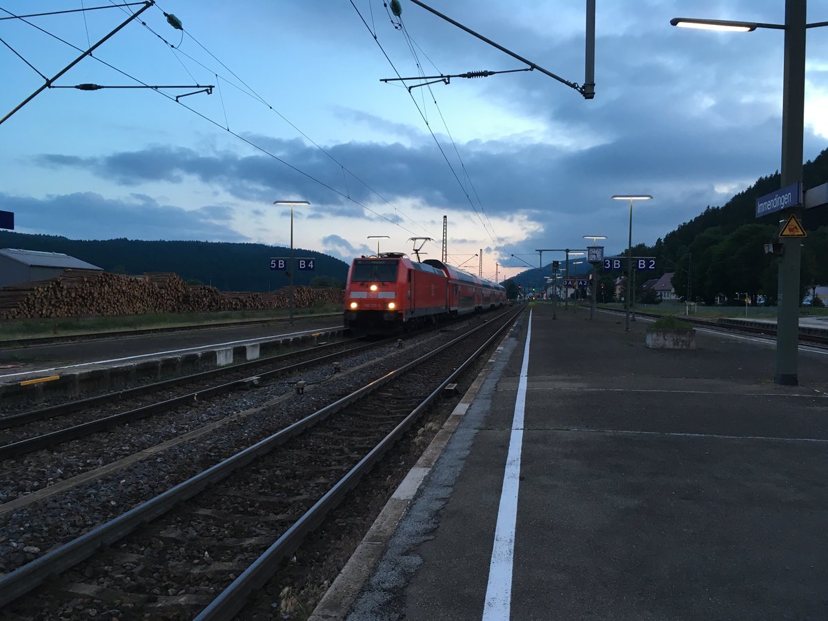 146 2xx mit einem Re nach Konstanz am Abend des 06.06.17 bei der Einfahrt in den Bahnhof Immendingen