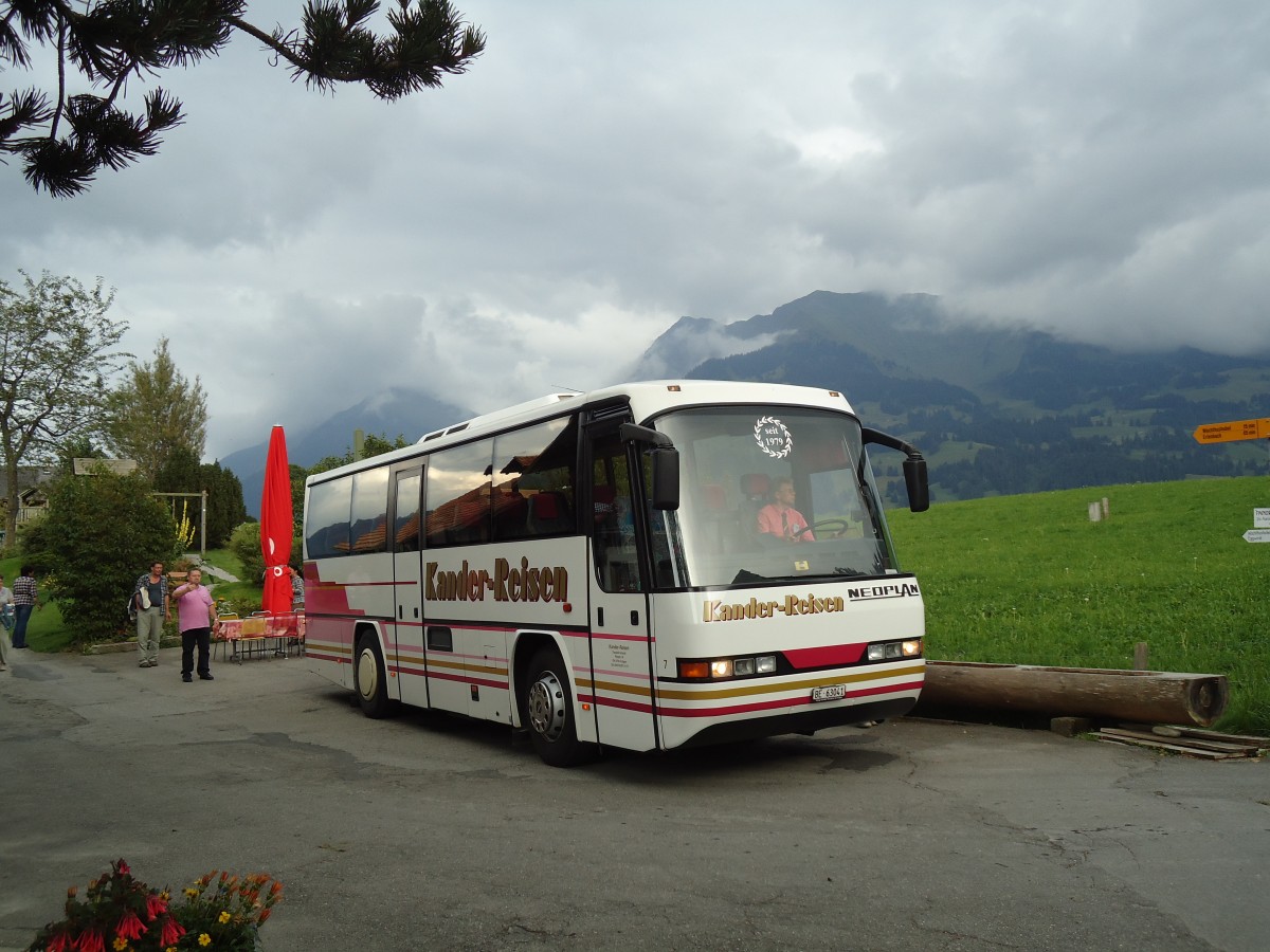 (146'540) - Kander-Reisen, Frutigen - Nr. 7/BE 63'041 - Neoplan am 26. August 2013 in Diemtigen, Restaurant Diemtigbergli