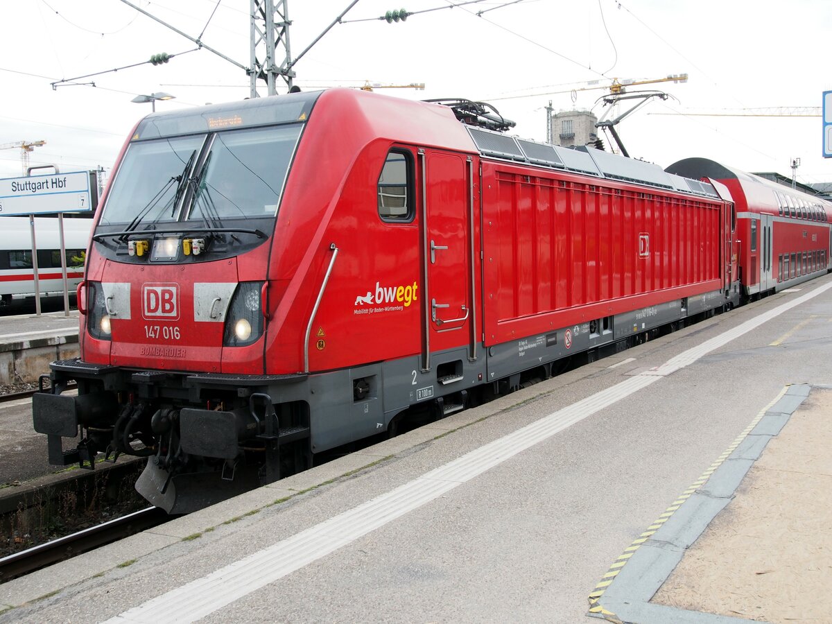 147 016-0 in Stuttgart mit Doppelstockzug am 27.10.2019.