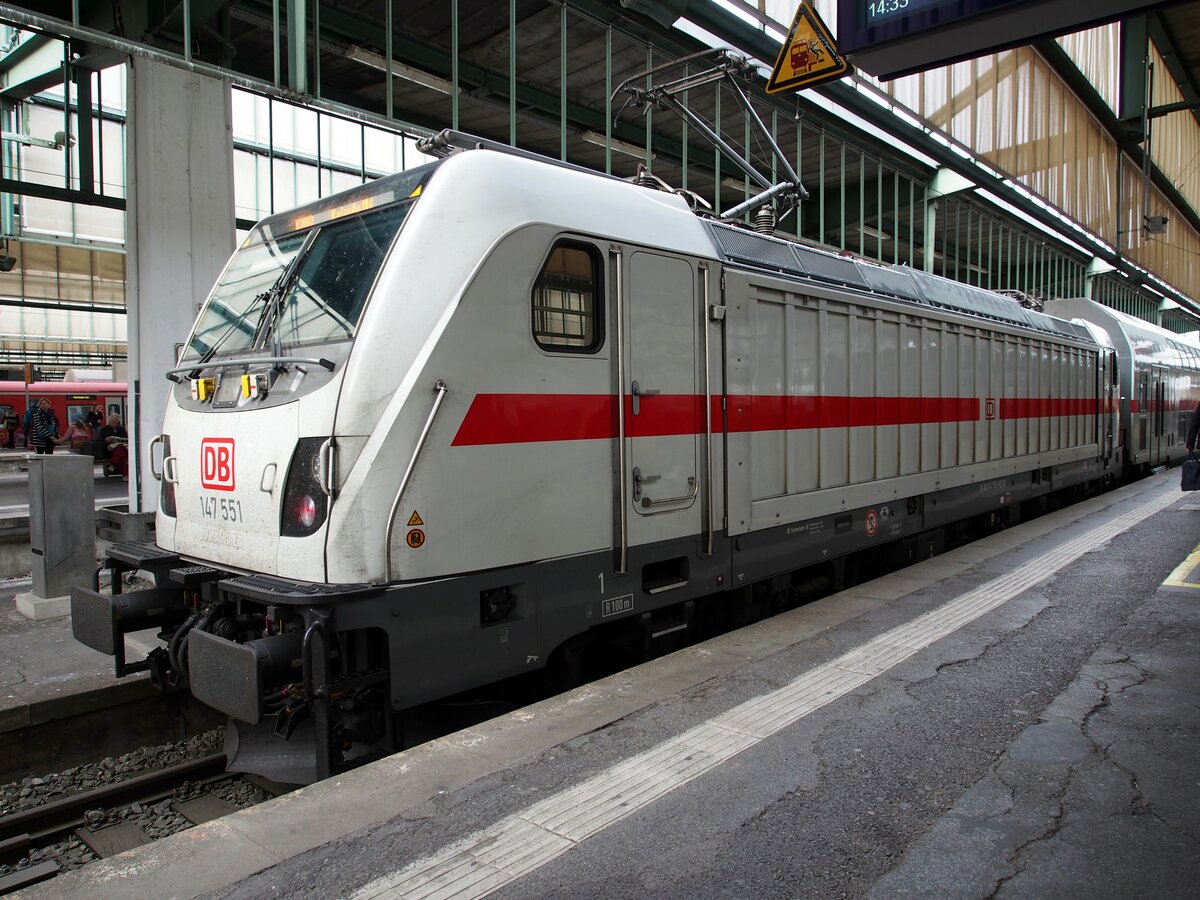 147 551-6 mit IC 2 in Stuttgart am 27.10.2019.