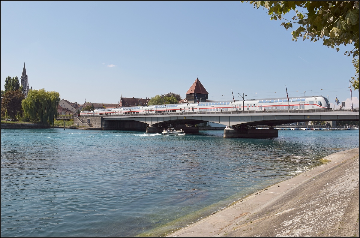 147 557 mit dem schweizgängigen Dostopark auf dem alternativen Streckenast in Konstanz an. Hier in voller Größe auf der Rheinbrücke. August 2018.
(überarbeitet wegen High Noon Licht...)