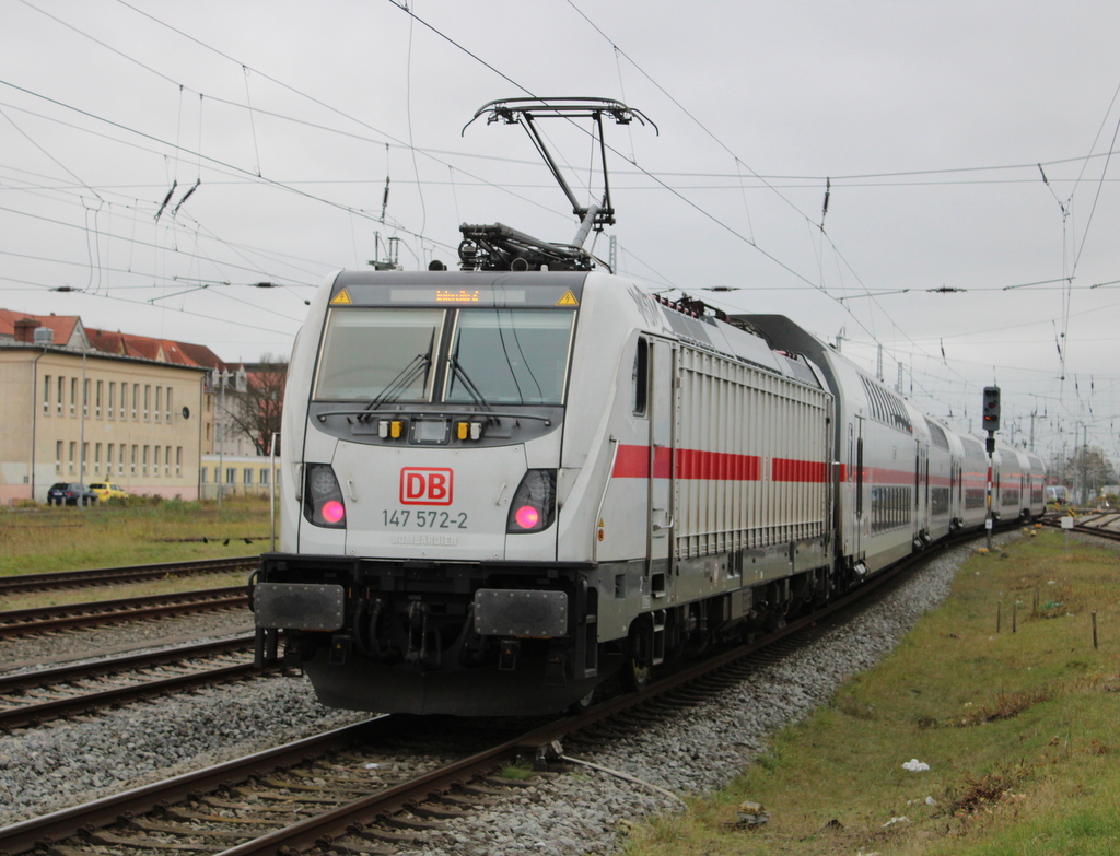 147 572 mit IC 2575(Rostock-Schwerin)bei der Ausfahrt im Rostocker Hbf.08.11.2024