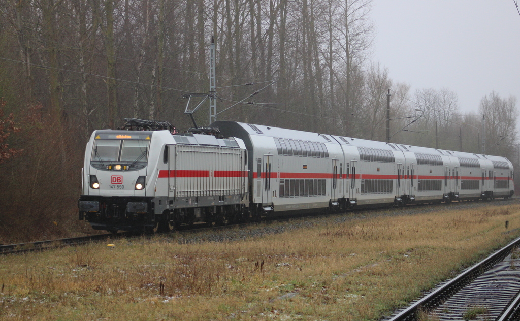 147 590-4 mit IC 2238(Leipzig-Warnemünde)bei der Durchfahrt in Rostock Lütten Klein.31.01.2025
