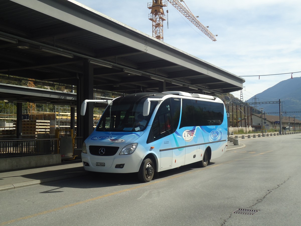 (147'307) - LLB Susten - Nr. 14/VS 38'014 - Mercedes/UNVI am 22. September 2013 beim Bahnhof Leuk