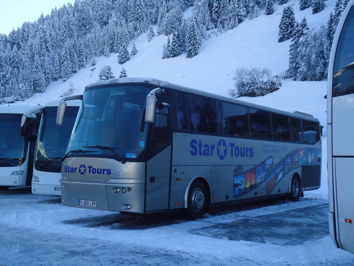 (148'519) - Aus England: Star Tours, Wembley - YJ60 LBV - Bova am 27. November 2013 in Engelberg, Titlisbahnen