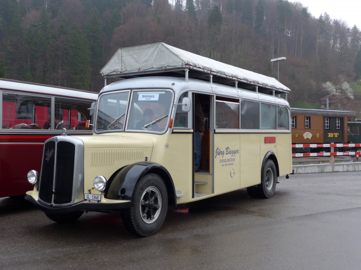 (149'584) - Biegger, Uster - Nr. 32/GL 1948 - Saurer/R&J (ex Redbull (Schweiz), Baar; ex Brandt, D-Reichersbeuern; ex Bach, NL-Amsterdam; ex Hgli, Steinach; ex EHC Biel; ex Leuenberger, Thun; ex AvH Heimenschwand) am 6. April 2014 beim Bahnhof Bauma