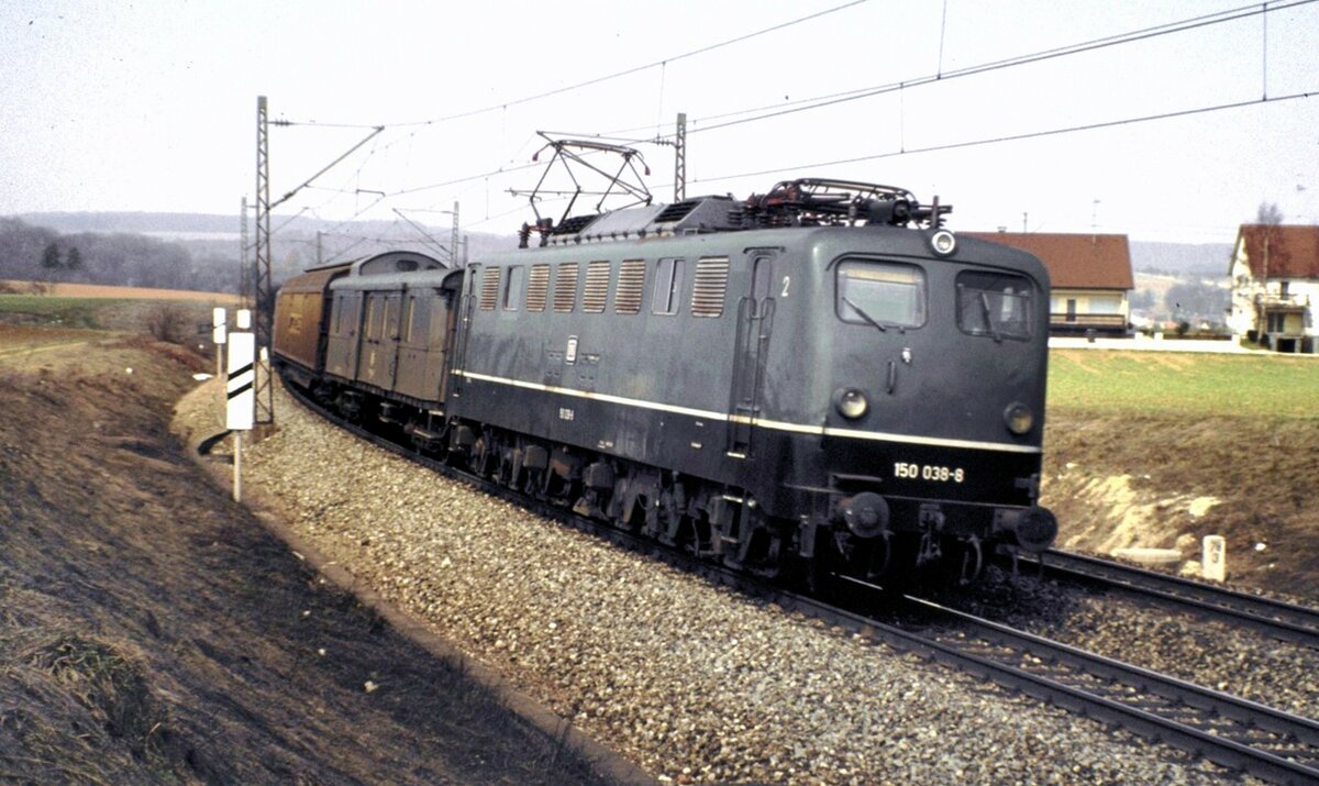 150 038-8 mit Expressgut-Zug bei Hinterdenkental am 02.04.1982.
