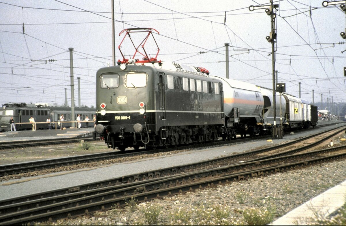 150 089-1 mit gemischtem Güterzug bei der Parade zum Jubiläum 150 Jahre Deutsche Eisenbahn in Nürnberg am 14.09.1985.