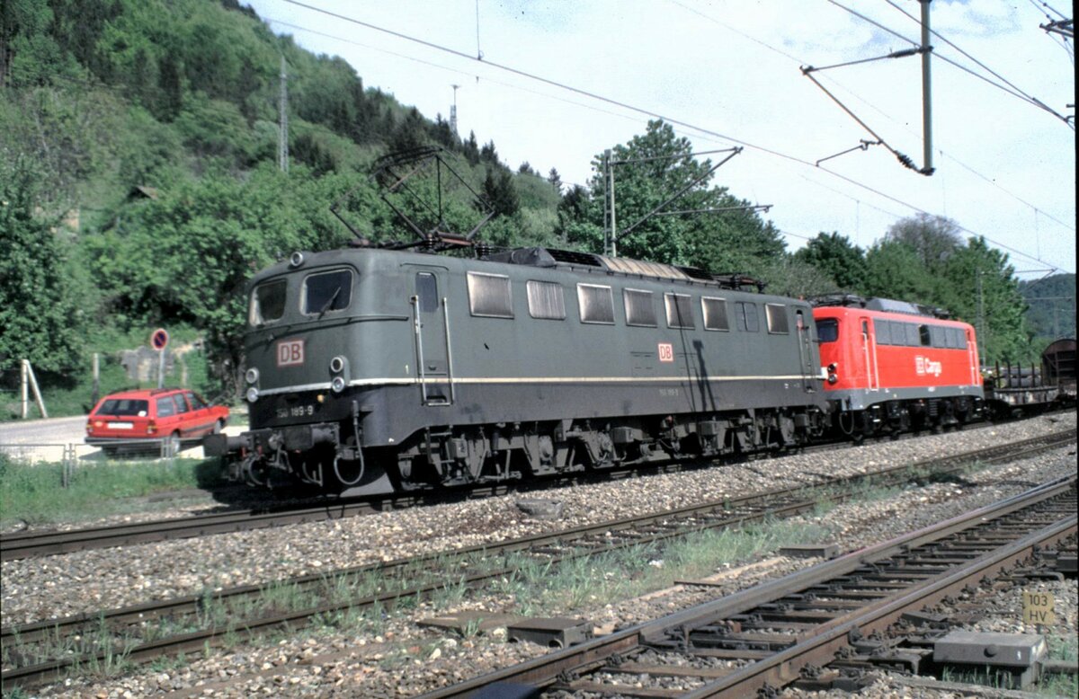 150 189-9 und 140 021-7 in Geislingen West am 09.05.1998.