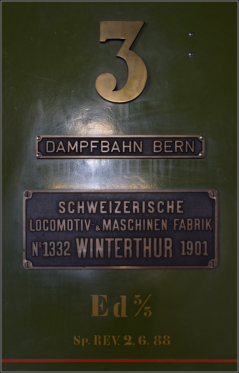 150 Jahre Emmentalbahn. 

Das Fabrikschild von Ed 3/3 3 der Gürbetalbahn. Konolfingen, Mai 2025.