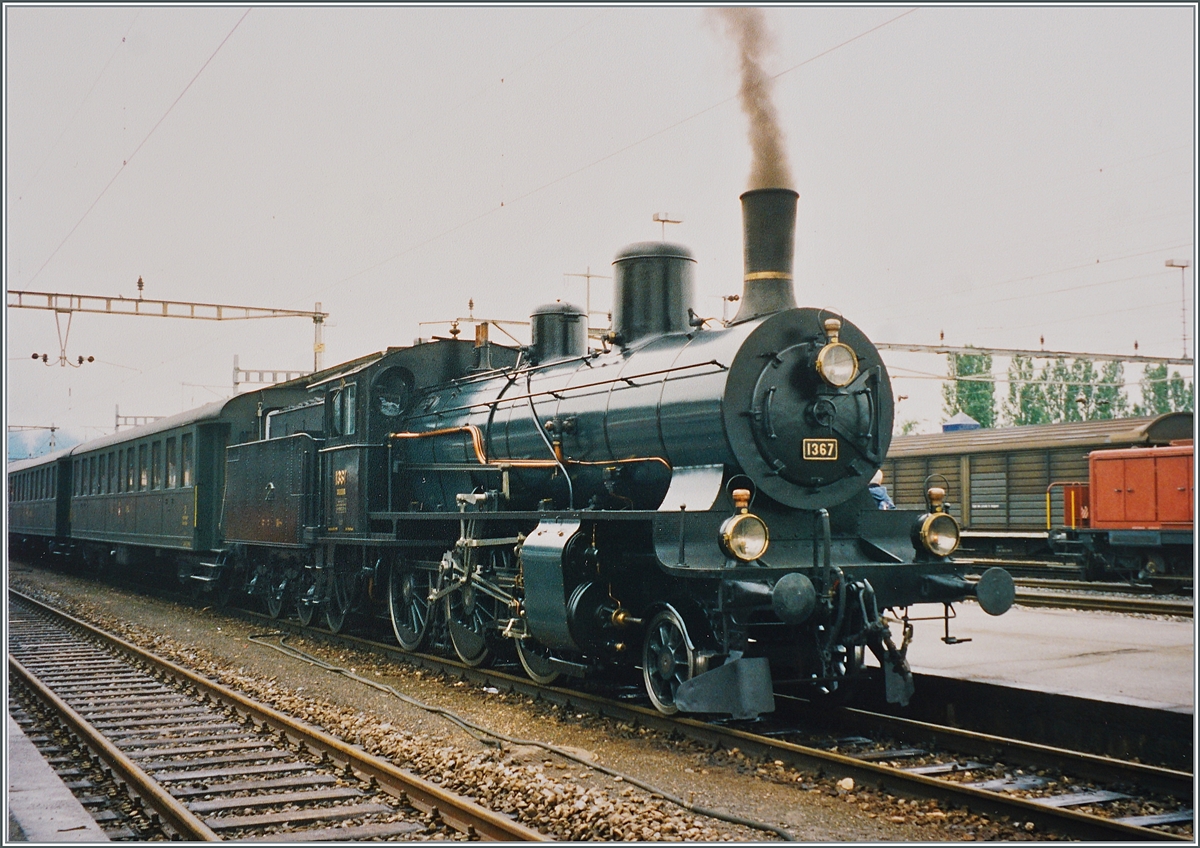 150 Jahre Schweizer Eisenbahn: Auch die formschöne Schlepptenderdampflok B 3/4 1367 war am  Drehscheibenfest  in Delémont im Einsatz, hier zeigt sie sich mit einen Extrauzug kurz vor der Abfahrt nach Glovelier. 

Analog Bild vom Sommer 1997