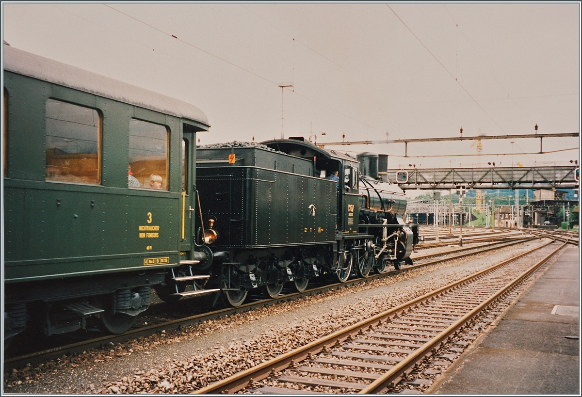 150 Jahre Schweizer Eisenbahn: Auch die formschöne Schlepptenderdampflok B 3/4 1367 war am  Drehscheibenfest  in Delémont im Einsatz, hier zeigt sie sich mit einen Extrauzug kurz vor der Abfahrt nach Glovelier. 

Analog Bild vom Sommer 1997