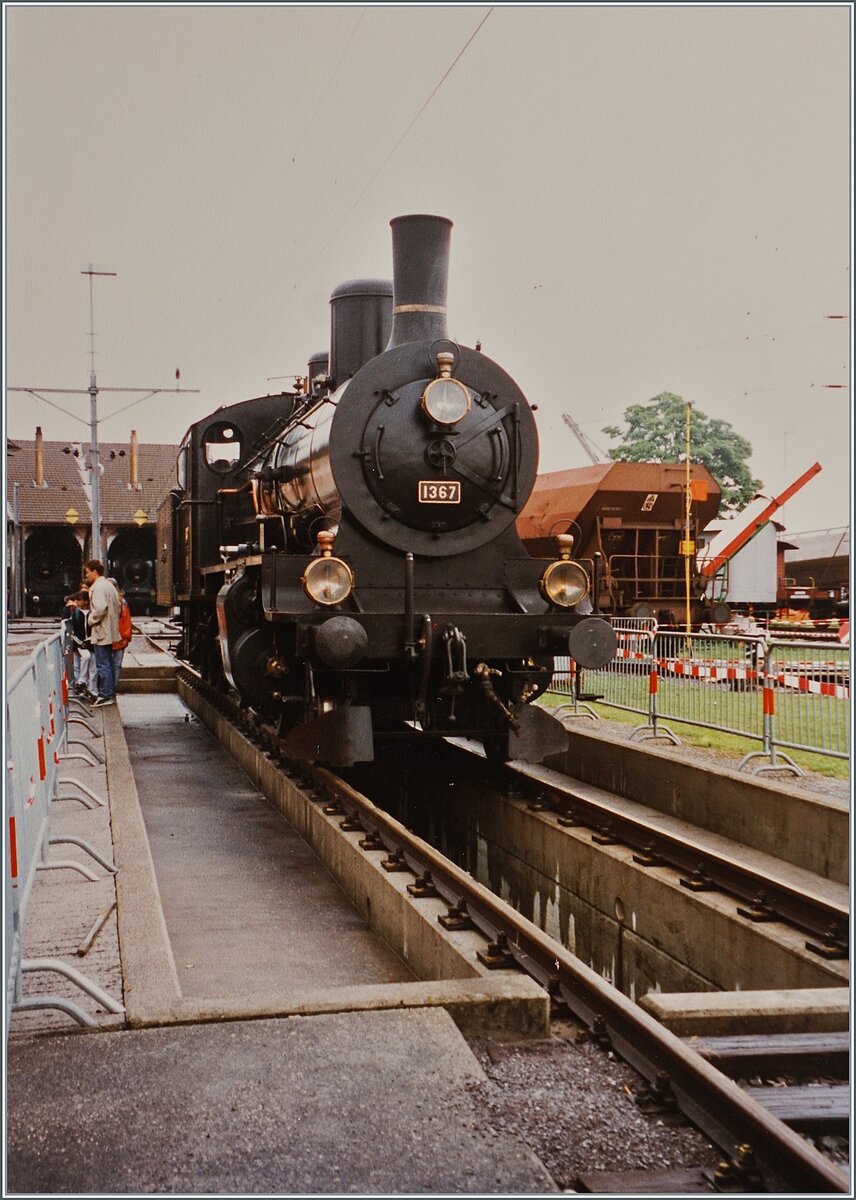 150 Jahre Schweizer Eisenbahn: Auch die formschöne Schlepptenderdampflok B 3/4 1367 war am  Drehscheibenfest  in Delémont im Einsatz, hier zeigt sie sich im Dépôt Gelände.

Analog Bild vom Sommer 1997