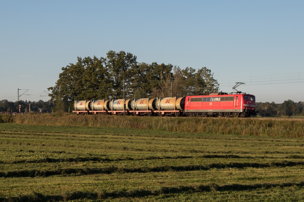 151 001-5 mit einem Mllzug aus Rosenheim kommend am 2. Oktober 2015 bei Weisham.