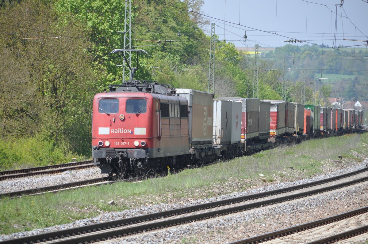 151 017-1 mit Containerzug in Westerstetten am 06.05.2011.