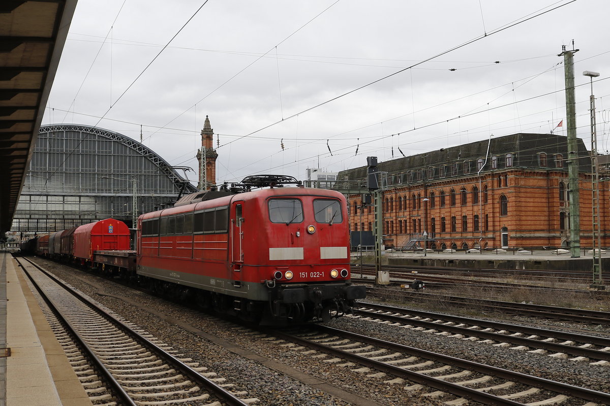 151 022 auf dem Weg nach Bremerhaven. Aufgenommen am 27. Mrz 2019 im Hauptbahnhof von Bremen.