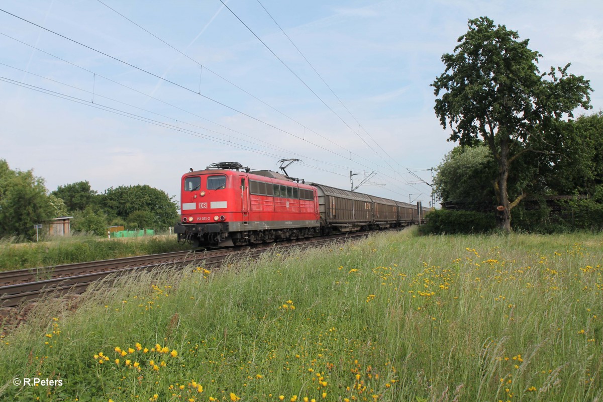 151 031-2 zieht bei Sulzbach kurz vor Weinheim (Bergstrasse) einen Gedeckten G�terzug. 28.05.15