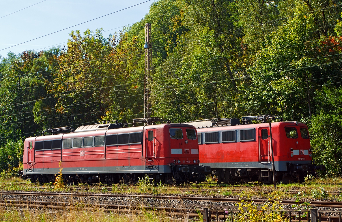 151 036-1 und dahinter die 140 850-9 beide von der DB Schenker Rail, abgestellt am 29.09.2013 beim Bahnhof (Lennestadt-) Altenhundem.