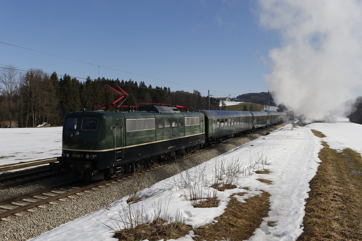 151 038 leistete Schubdienst am Sonderzug des  Bayerischen Eisenbahn Museum . Aufgenommen am 23. Februar 2019 bei Grabensttt.