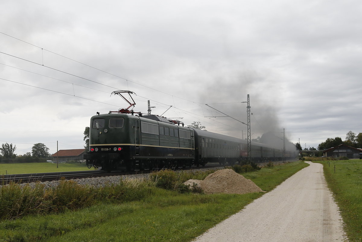 151 038 war als Schublok am Sonderzug nach Freilassing im Einsatz. Aufgenommen am 3. Oktober 2018 bei bersee.