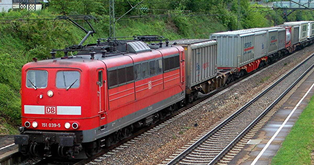151 039-5 mit Containerzug in Lonsee am 12.05.2009.