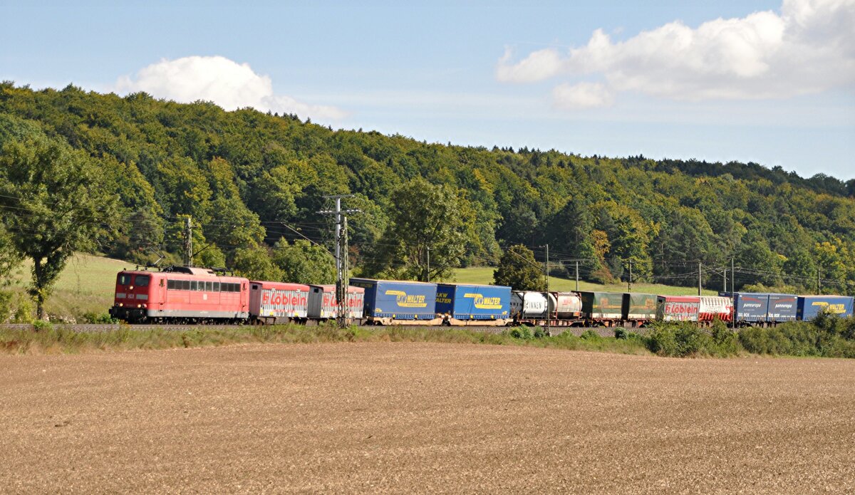 151 045-2 mit einem langen Containerzug bei Amstetten am 20.09.2012.