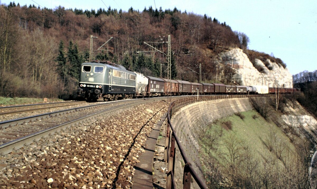 151 050-2 mit gemischtem Gterzug auf dem Mhltalfelsendamm der Geislinger Steige am 23.04.1982.