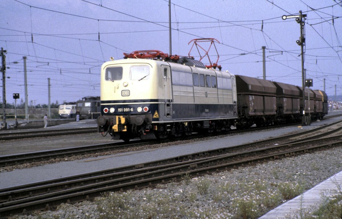 151 091-6 mit 6-achsigen Schüttgutwagen mit automatischer Mittelpufferkupplung bei der Jubiläumsparade 150 Jahre Deutsche Eisenbahn in Nürnberg am 14.09.1985.