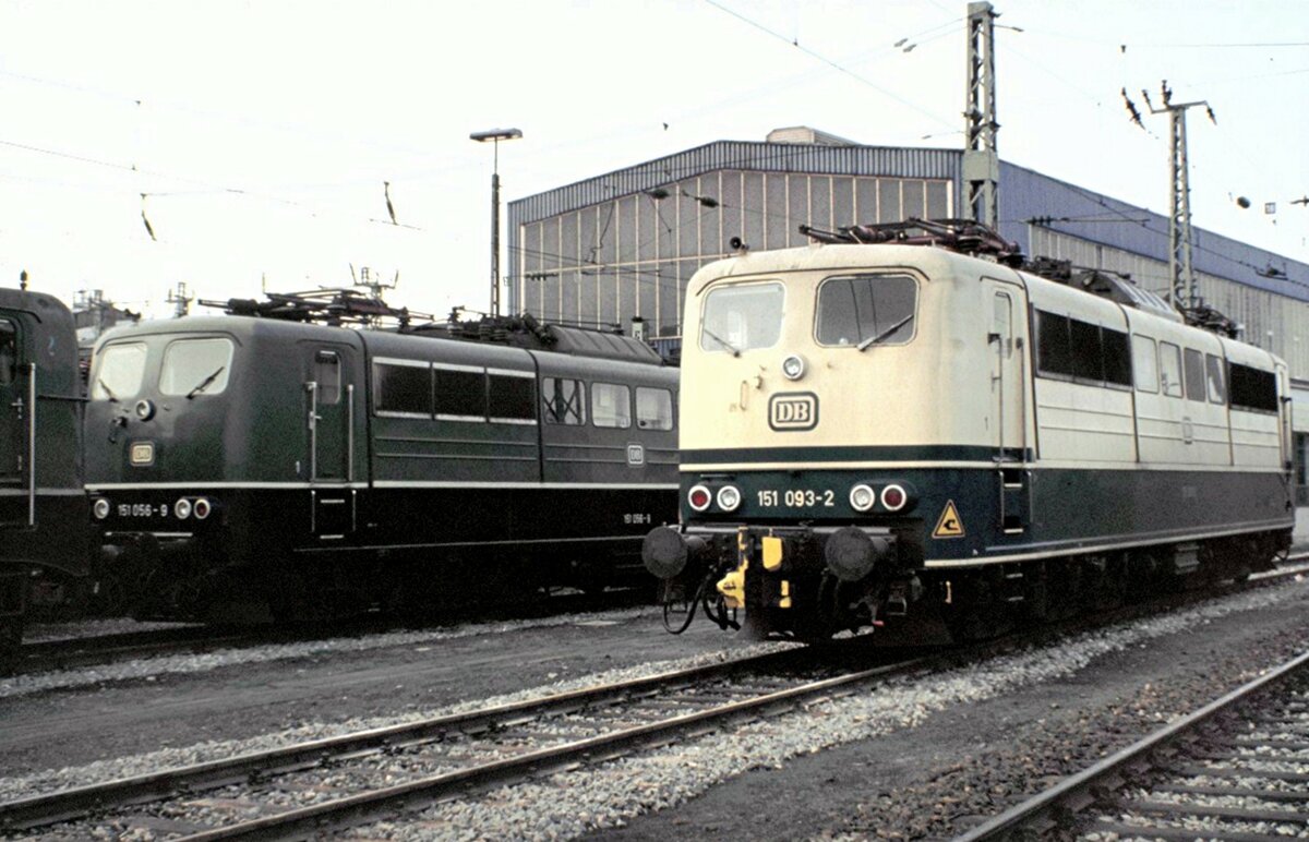 151 093-2 und 151 056-9 mit automatischer Mittelpufferkupplung bei einer Führung in Regensburg am 25.04.1982.