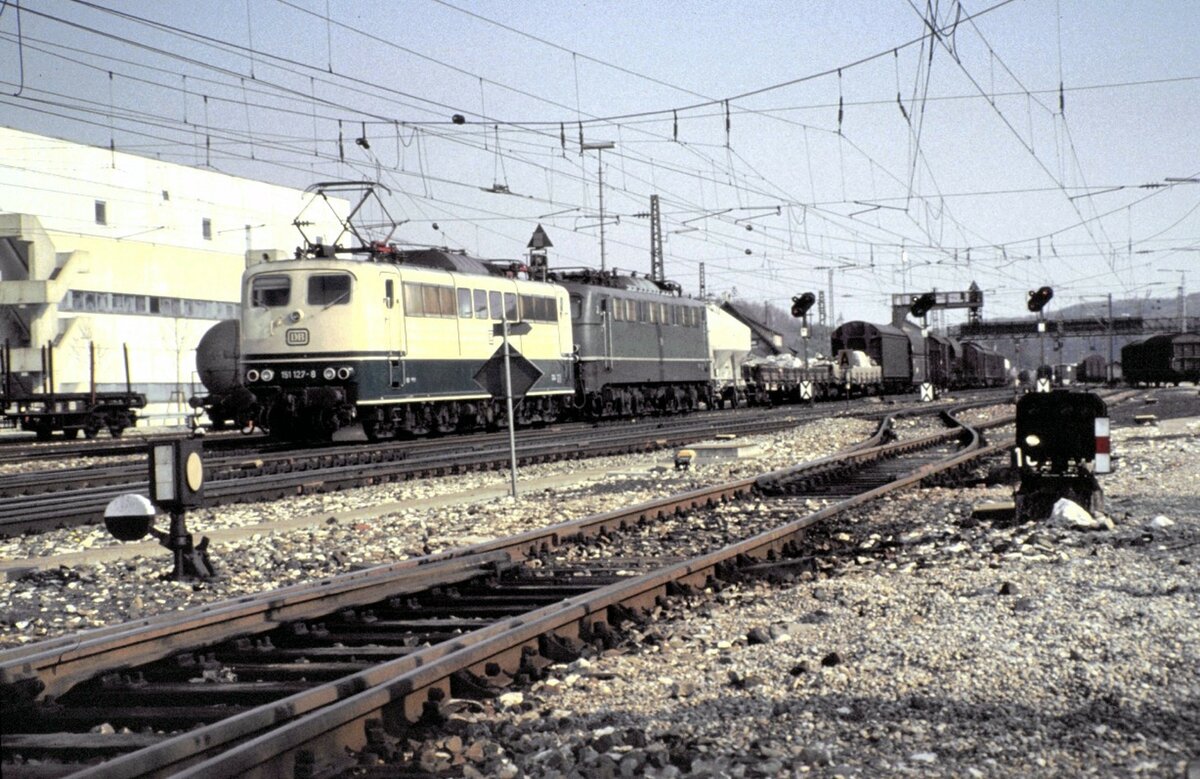 151 127-8 und 150 im Schlepp mit gemischtem Gterzug in Amstetten am 14.05.1982.