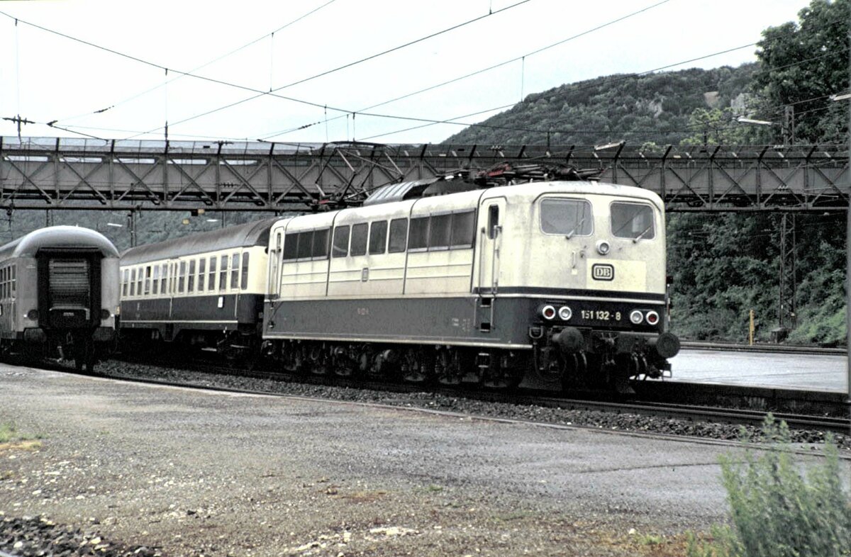 151 132-8 mit Nahverkehrszug in Geislingen / Steige im Juni 1989.