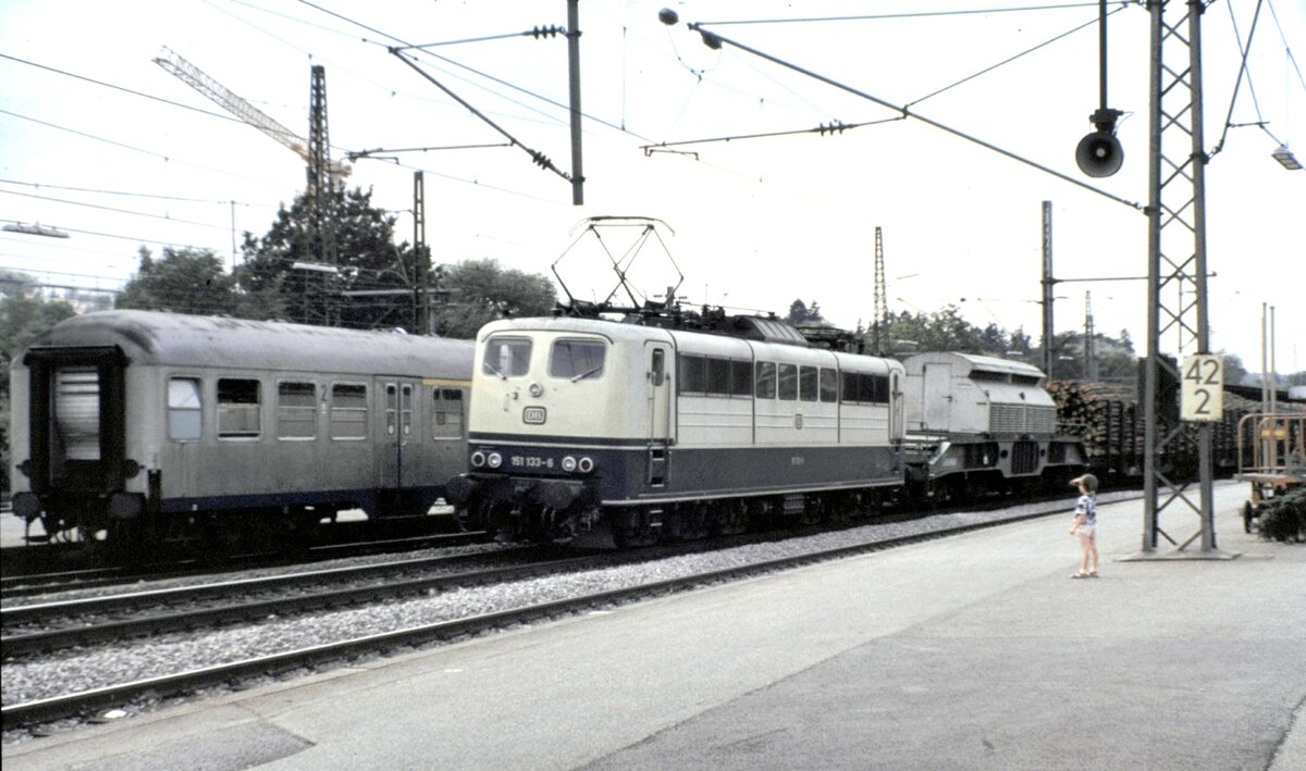 151 133-6 mit gemischtem Gterzug in Gppingen im August 1991. Der erste Wagen sieht nach einem Castor-Transportwagen aus. Dieser ist sicher leer und eine berfhrungsfahrt.