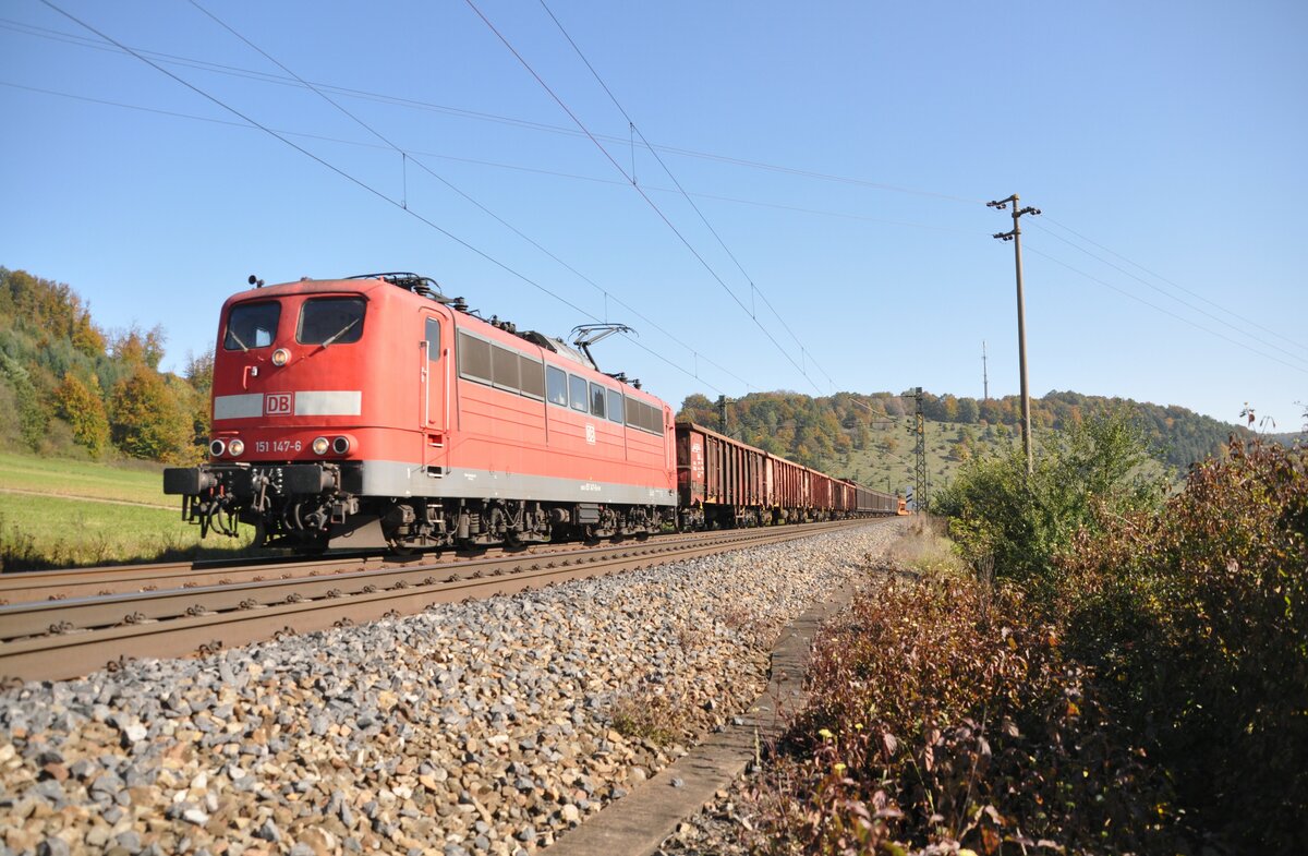 151 147-6 bei Urspring mit gemischtem Güterzug am 12.10.2010.