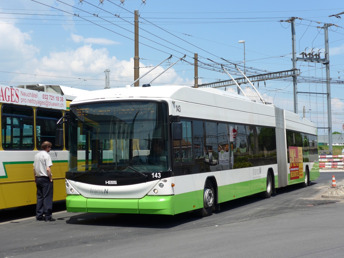 (151'477) - transN, La Chaux-de-Fonds - Nr. 143 - Hess/Hess Gelenktrolleybus (ex TN Neuchtel Nr. 143) am 12. Juni 2014 beim Bahnhof Marin