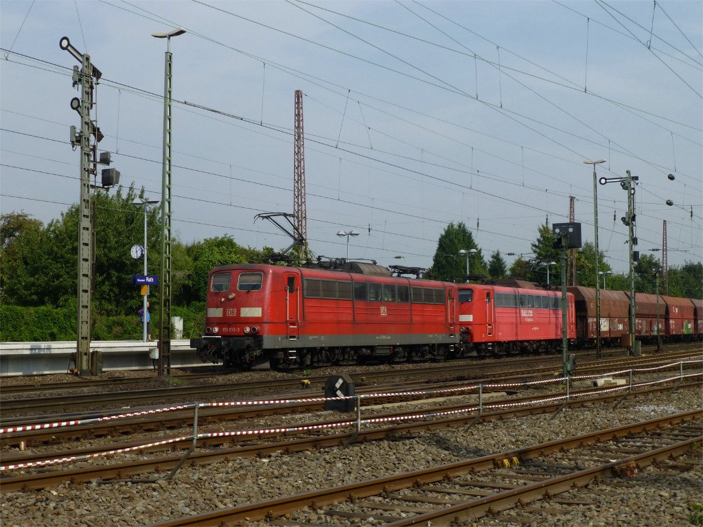151er in einer gew�hnlichen und in einer ungew�hnlichen Farbe. 151 016 und 151 021 am 29. 8.13 in Rath.