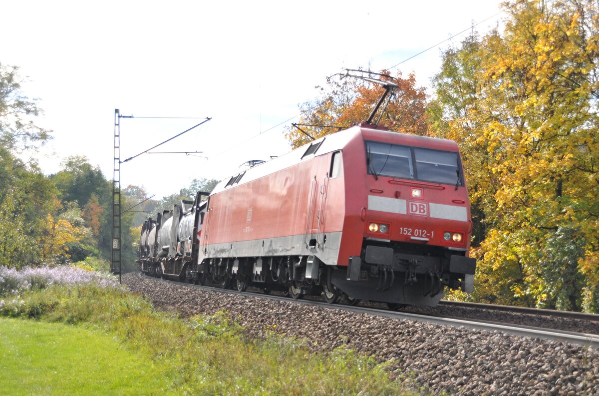 152 012-1 mit Tank-Containern in Ulm am 18.10.2012.