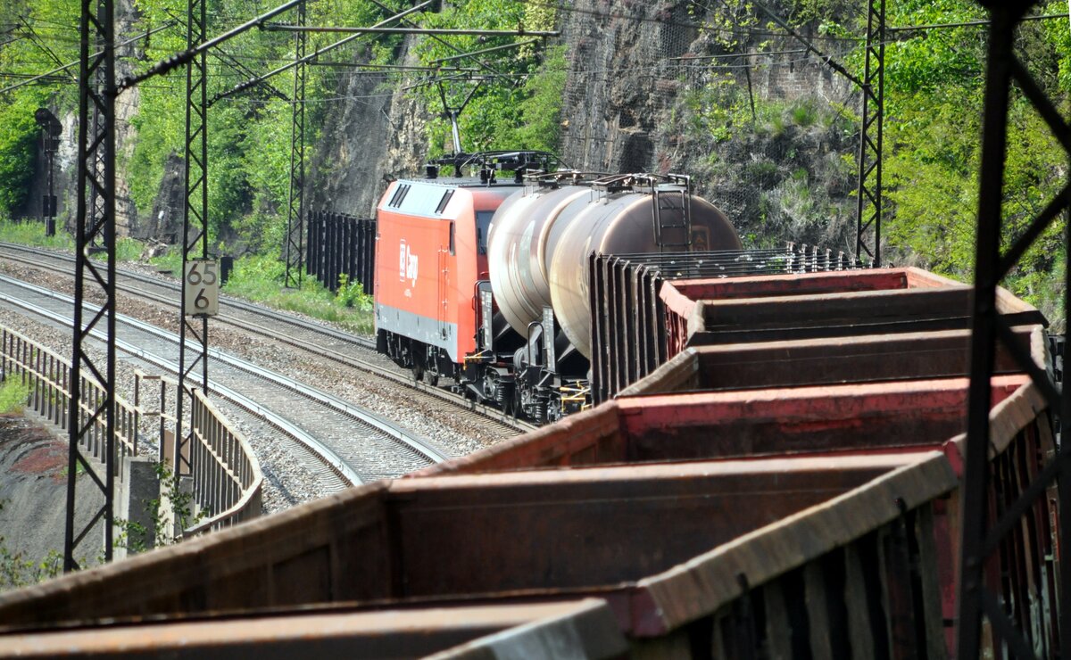 152 017-0 mit gemischtem Güterzug über den Wagen nachgeschaut auf der Geislinger Steige am 06.05.2011.
