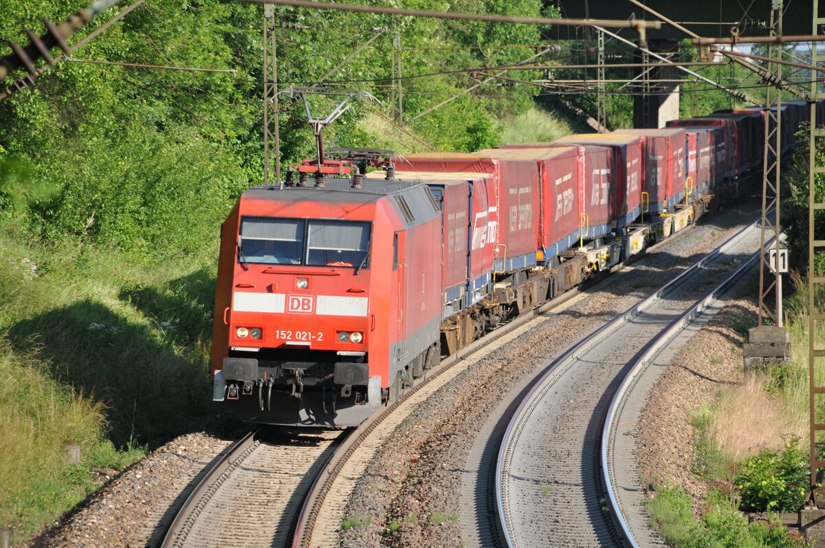 152 021-2 mit Winner Sattelaufliegerzug auf der Geislinger Steige am 26.06.2012.