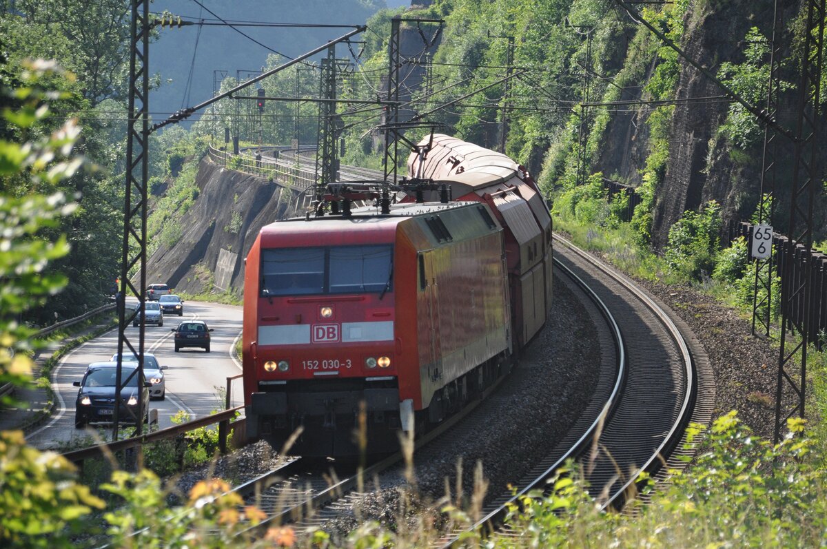 152 030-3 mit Kalkzug auf der Geislinger Steige am 26.06.2012.