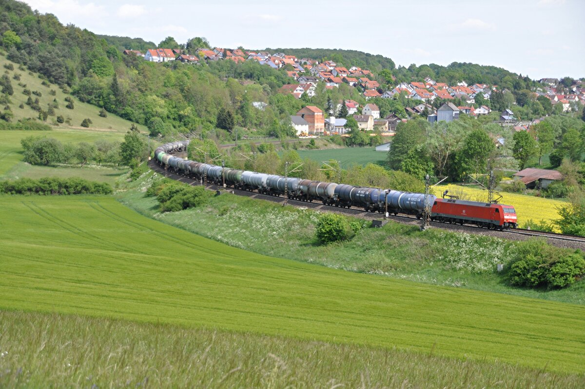 152 038-6 mit Kesselwagenganzzug bei Lonsee am 20.05.2014.