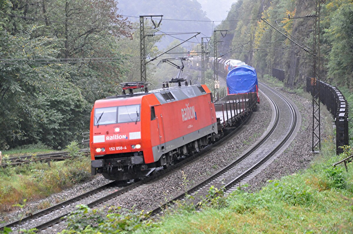 152 058-4 von Railion (heute DB Cargo) mit langem Gterzug auf der Geislinger Steige am 25.09.2010.