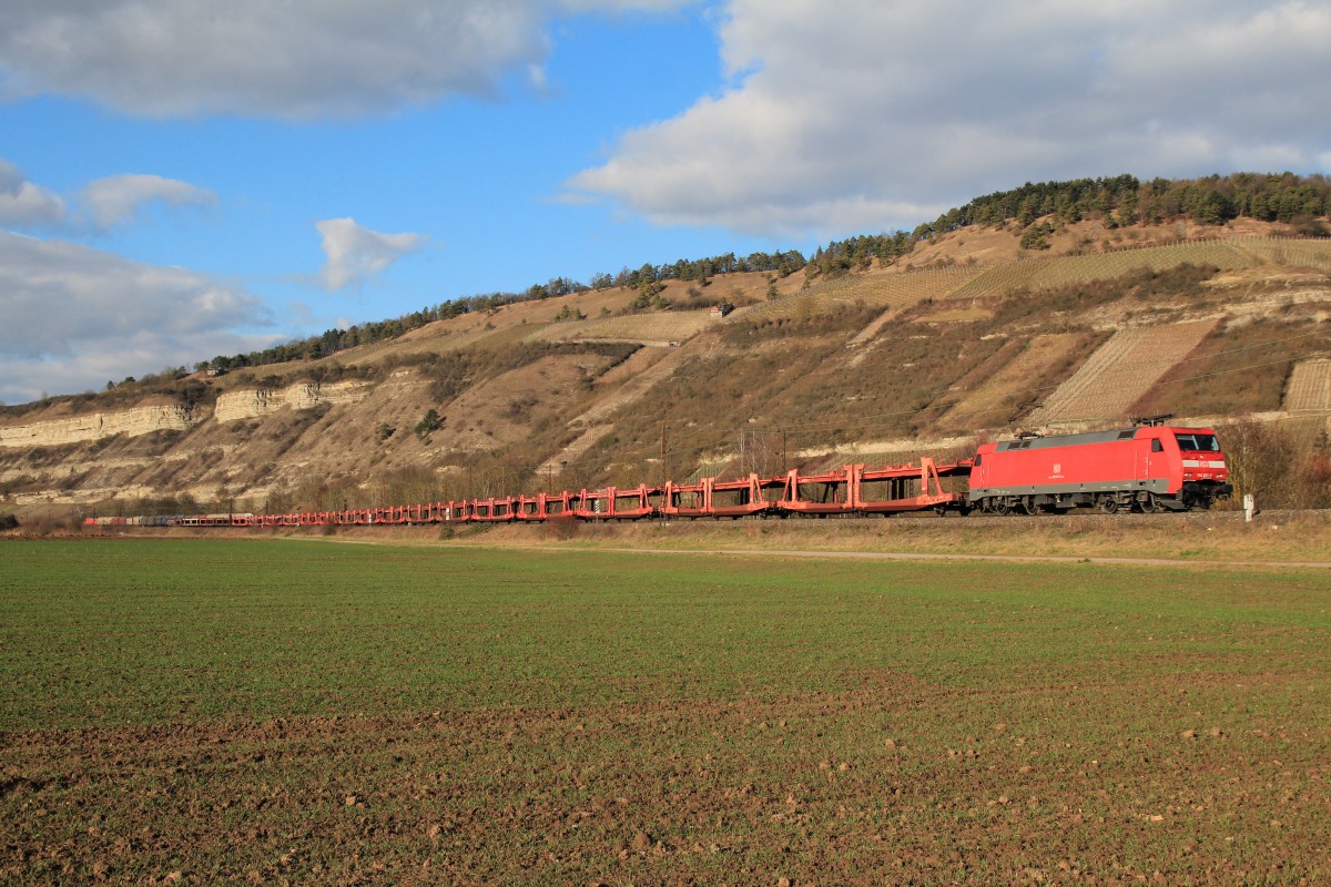 152 071-7 mit leeren Autotransportwagen am 20. Februar 2014 im Maintal.