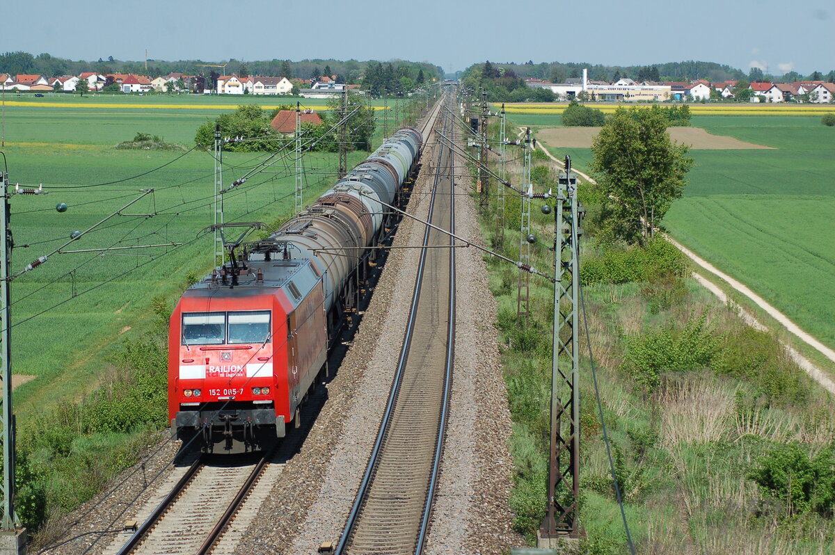 152 085-7 mit Kesselwagenzug in Neu-Ulm Pfuhl am 07.05.2009.